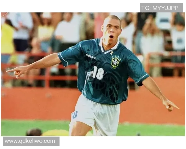 揭开足球明星12号的神秘面纱他在绿茵场上的传奇故事与成就