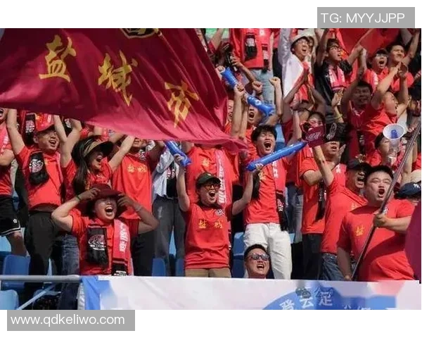 足球明星与粉丝同场竞技激情四溢共享绿茵场的快乐时光 足球明星与粉丝同场竞技激情四溢共享绿茵场的快乐时光