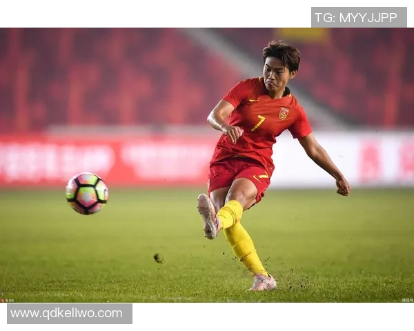 足球明星精准脚法视频揭秘技巧与训练方法助你提升球技 足球明星精准脚法视频揭秘技巧与训练方法助你提升球技