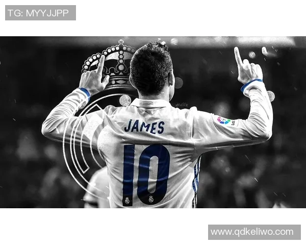 后背纹身展现足球明星个性魅力与运动精神的完美结合